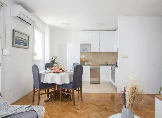 Apartament Maris *
